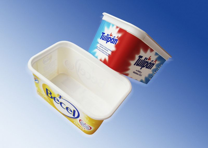 500-g-Verpackungsbehälter, der auf der Spritzgießmaschine Evos 3500 in knapp 5 s spritzgegossen wird. Dabei kommt das Mucell-Verfahren und In-Mould-Labeling zur Anwendung. (Archiv: Vogel Business Media)