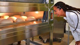 Ökonomisch wie ökologisch ein Clou: Innovative Backofentechnik ermöglicht energieeffizientes und zeitsparendes Backen (Bild: Bild: FEI)