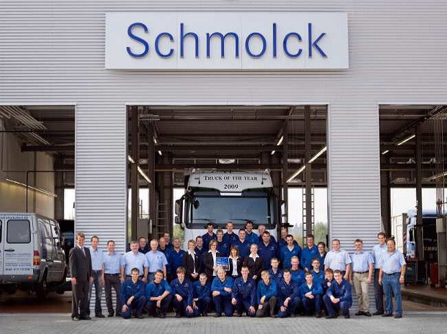 Geschäftsleitung und Mitarbeiter freuen sich gemeinsam über den Erfolg im neuen Nfz-Center. (Foto: Michel)