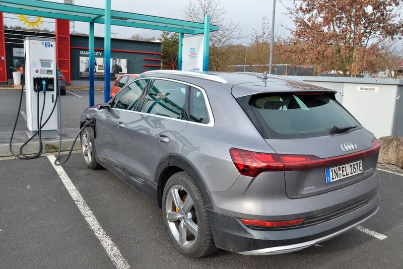 Hier gab es nicht nur freie Schnellladestationen, … (Bild: Michel/»kfz-betrieb«)