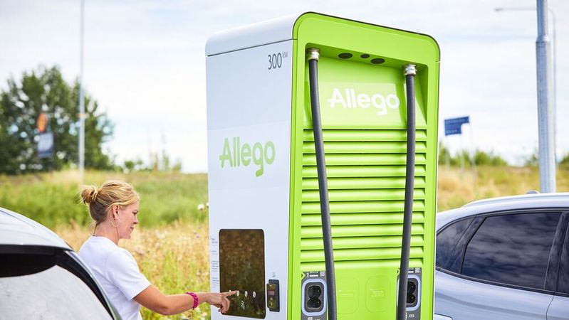 Die Allego-Ladesäulen versorgen E-Autos mit einer Leistung von jeweils bis zu 300 Kilowatt. (Bild:  Allego)