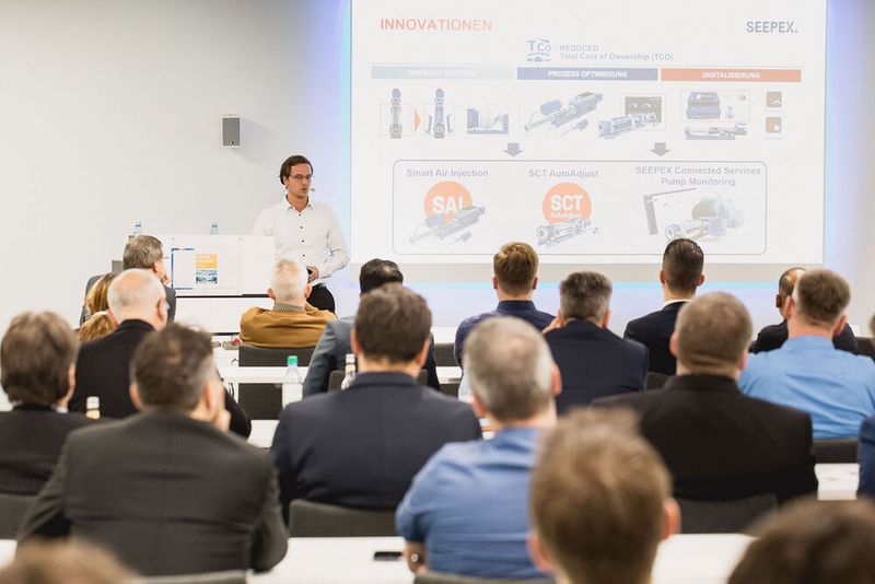 Der Referent von Seepex zeigt an seinen Exzenterschneckenpumpe Fallbeispiele,  wie Condition Monitoring schon heute vorausschauende Wartung ermöglicht.  (Bild: Stefan Bausewein)