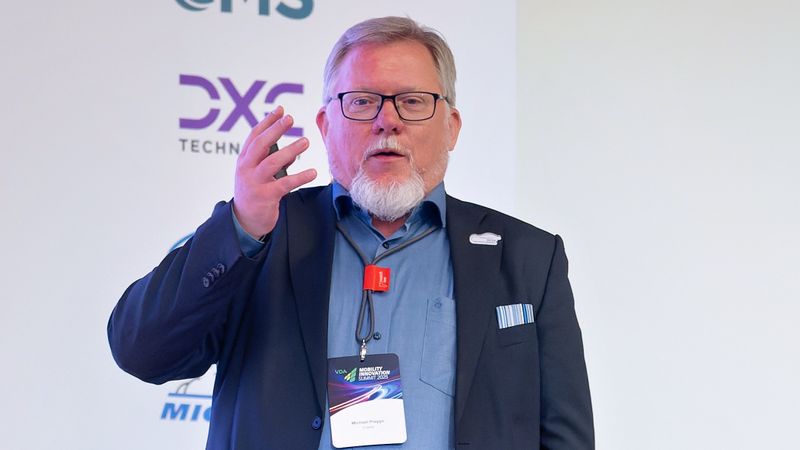 Michael Plagge bei einem Vortrag auf dem VDA Mobility Innovation Summit in Berlin. „Mittels Open Source schaffen wir die Basis, auf der künftige Innovationen schneller und effizienter entstehen können.“(Bild:  VDA)