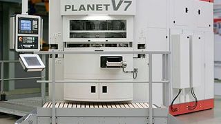 Supfina stellt auf der Messe Metav 2010 in Düsseldorf sein neues Maschinensystem Planet V7 vor. Bild: Supfina (Archiv: Vogel Business Media)