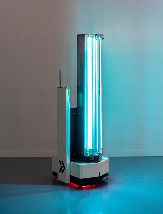 Der Roboter verfügt über eine Lichtsäule, die ultraviolettes Licht ausstrahlt und so Viren und Bakterien mit einer Wirksamkeit von bis zu 99,99 % beseitigen soll. (Bild:  ASTI Mobile Robotics/InSystems Automation)
