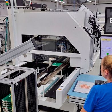 Elektronikprüfung bei Katek. (Bild: Kontron)