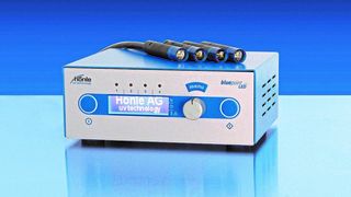 Die doppelte Intensität, viel, die Anwendungsflexibiltät steigerndes, Zubehör, die Möglichkeit auch kritische Werkstückbereiche sicher zu bestrahlen und die hohe Anwendersicherheit zeichnen den neuen Bluepoint LED eco mit neuer Optik aus, den Hönle jetzt für die schnellere Aushärtung von Klebstoffen und Vergussmassen anbietet. (Dr. Hönle)