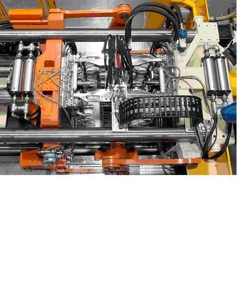 2 Kunststoffteileherstellung: Groß-Spritzgieß-Maschine von Husky. (Archiv: Vogel Business Media)