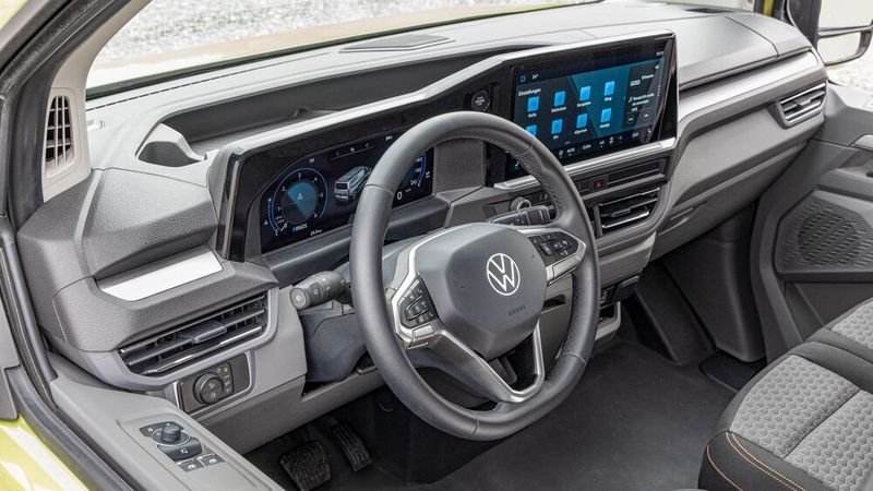 Im Innenraum dominiert der hoch angesetzte, 13 Zoll große Bildschirm in der Mitte, durchs Lenkrad blickt der Fahrer zudem auf ein 12-Zoll-Display. (Bild: VW)
