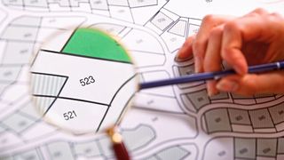 Bevor es mit dem Bau überhaupt losgeht, sollte genau überlegt werden, wo man baut. Auch beim Behördengang gibt es einiges zu berücksichtigen. (Bild: Copyright (C) Andrey Popov)