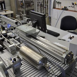 An ihrem Prüfstand entwickeln die Forscher am Institut für Systemdynamik (Isys) der Universität Stuttgart mithilfe unterschiedlicher pneumatischer Antriebe energieeffiziente Betriebsmodi.
