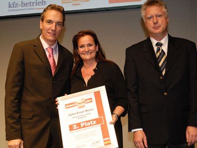 Women´s Award, Platz 2: Sylke Esser-Bruss, mit Uwe Timme vom Sponsor Shell Deutschland (Archiv: Vogel Business Media)