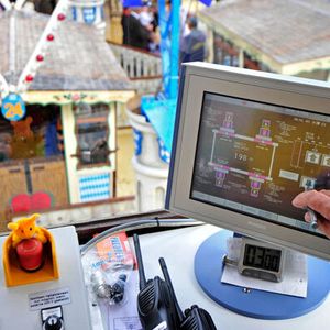 Moderne Technik für das Oktoberfest-Riesenrad: Die Fahrt der 40 Gondeln mit bis zu 400 Personen wird mit der SIMATIC S7 von Siemens gesteuert.(Bild:  www.siemens.com/press)