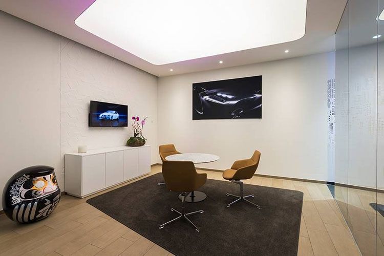 In moderner Lounge-Atmosphäre können sich interessierte Besucher von Verkaufsmitarbeitern beraten lassen. (Foto: Lexus)