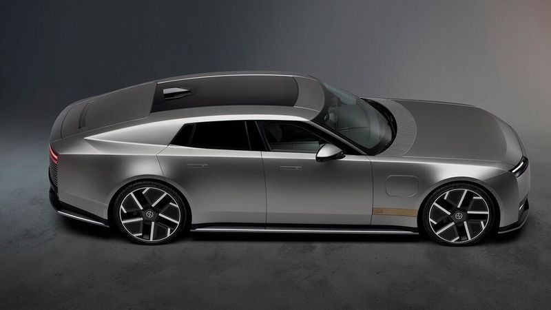 Die sogenannte „Luxuslücke“ – der Abstand zwischen der Vorderachse und der vorderen Türkante – macht mit fast 90 Zentimetern 17 Prozent der Gesamtlänge aus und soll an den historischen E-Type erinnern.  (Bild: Jaguar)
