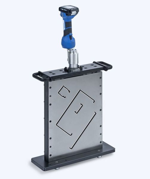 Die Schneidplatten für die neue Multicut – hier mit handhydraulischem Akkuantrieb – fertigt Pflitsch individuell für die verwendeten Kanalsysteme an, wie hier beispielsweise für den Variox-Kanal in 150 x 100 mm und den Pik-Kanal in 40 x 40 mm. Wählbar sind Hand-, Akku- und Netzbetrieb. (Pflitsch)