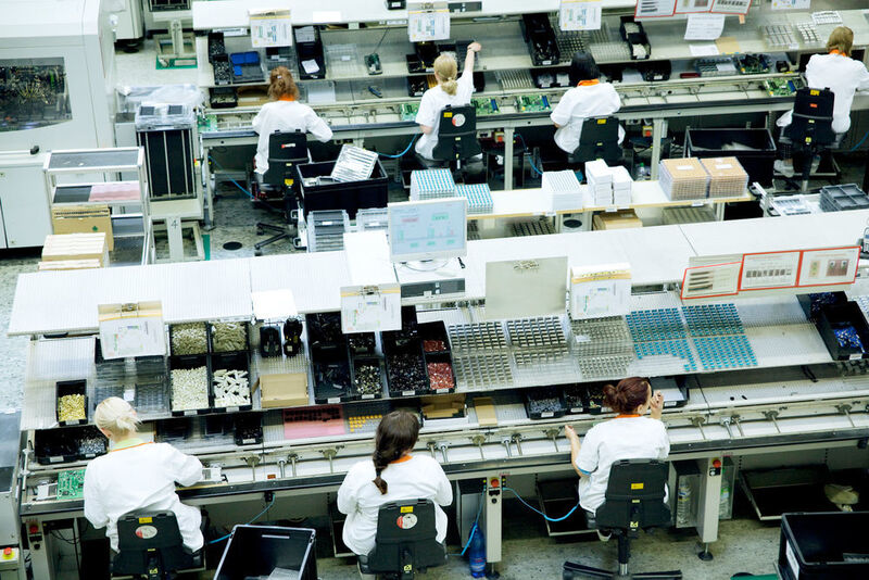 Manuelle Bestückung der Systemboards in der Augsburger Fujitsu-Produktion. (Fujitsu)