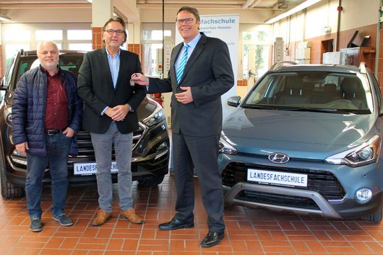 Freuen sich über neue Hyundai-Modelle: (v.li.) Die beiden Werkstattleiter Peter Schott und Matthias Grieger sowie Schulleiter Claus Kapelke.(Bild:  Landesfachschule Hessen)