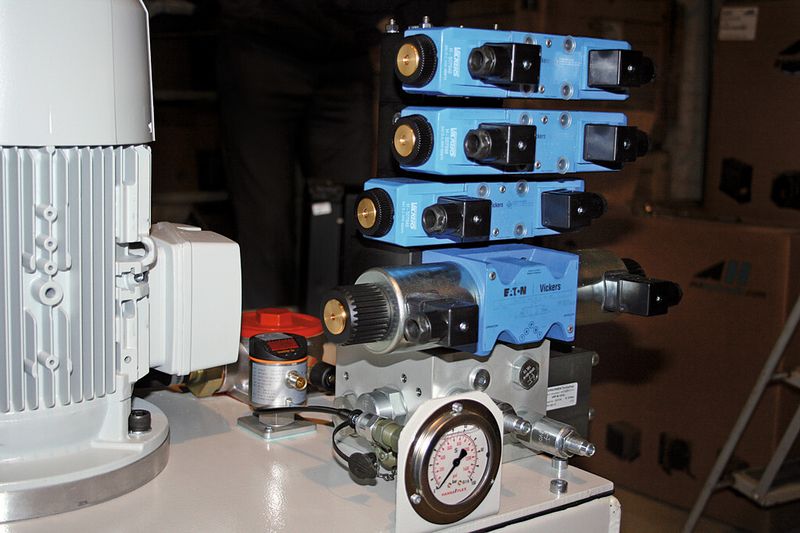 Bild 1: Einschraub-Proportionalventile in Steuerblöcken übernehmen die funktionelle Anpassung universeller Hydraulikaggregate. Mit wenig Aufwand werden unterschiedliche Schaltungen installiert. (Bild: Hydrodream)