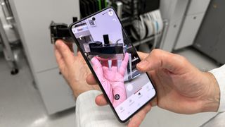 Ein Foto genügt: Mit der neuen KI-gestützten Bilderkennung von Virtual Assist lassen sich ausgebaute Komponenten direkt per Smartphone identifizieren. (Bild: ASMPT)