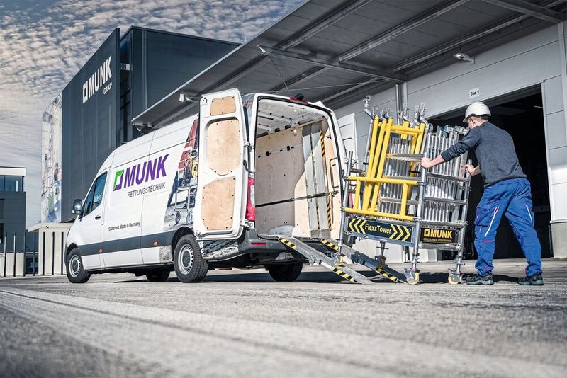 Aus wenigen Einzelteilen des Flexxtowers kann laut Hersteller werkzeuglos ein Transportwagen gebaut werden. So lasse sich das Ein-Personen-Gerüst auch in vielen Nutzfahrzeugen transportieren.  (Bild: Munk Günzburger Steigtechnik)