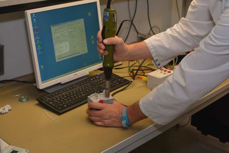 Montage der Jacob Kabelverschraubungen in der Fertigung bei Halstrup-Walcher (Bild: Halstrup-Walcher)