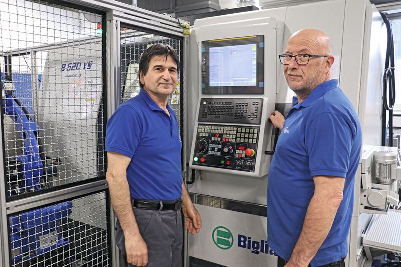 Hajian S. (links) ist der Biglia-Spezialist bei RP-Uhrgehäuse. Bei besonders komplizierten Fräsaufgaben unterstützt ihn der auf diesbezügliche CAD/CAM-Programmierung spezialisierte Volker B. (Bild: teamtec)