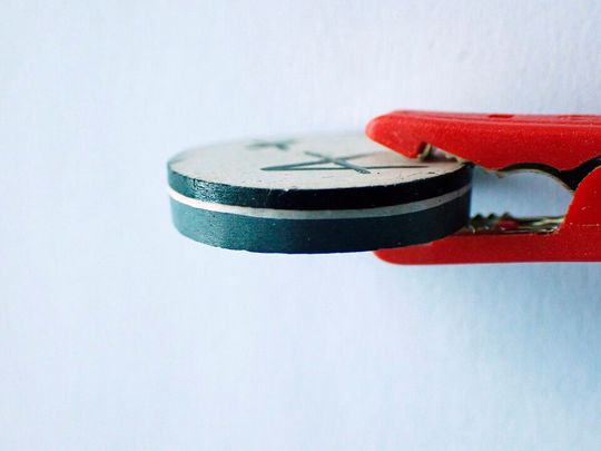 Diese Festkörperbatterie ist am Fraunhofer-IPA entstanden. Solche Batterien haben im Vergleich zu Lithium-Ionen-Varianten einige Vorteile. Mit Partnern ist es jetzt endlich gelungen, eine skalierbare Herstellmethode aus der Taufe zu heben ...(Bild:  Fraunhofer-IPA / J. Heldt)