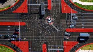 Mit Hilfe von Kameras und hochauflösendem Kartenmaterial lassen sich komplexe Verkehrssituationen transparent für autonome Autos generieren, um diesen zusätzliche Orientierungshilfen zu geben. (Bosch)