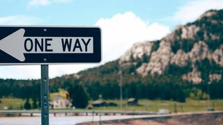 Die Vernetzung von Maschinen kann auch mit Sicherheitsrisiken verbunden sein. Eine Lösung können Ioden mit One-Way-Funktionalität sein. (Bild: gemeinfrei // Pexels)