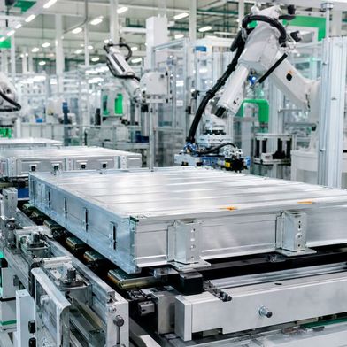 Kopfh hoch! Die Asiaten sind zwar schneller und flexibler in der Batterieherstellung als die Europäer! Doch Europa braucht nicht verzweifeln, wie das Lasersymposium Elektromobilität LSE’26 am Fraunhofer ILT in Aachen vor Kurzem gezeigt hat ... (Bild: KI-generiert)