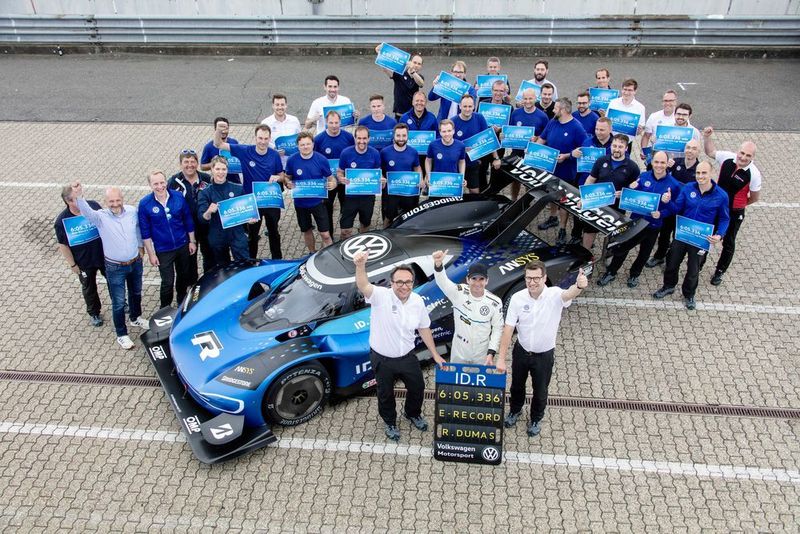 Eine ganze Horde hauseigener Mechaniker bereitet den ID.R auf die nächsten Runden vor. (VW)