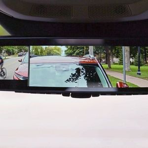 The different camera perspectives can be displayed on the left or right edge of the screen as needed.(Image: Gentex)