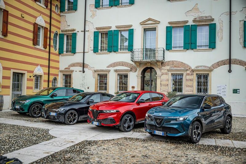 Hoffnungsträger: Das Alfa-Kleeblatt aus Stelvio, Giulia, Tonale und Junior (Bild: Alfa Romeo/Dino Eisele)