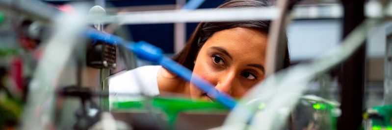 Um die Smart Factory zu sichern, reicht es nicht, nur in technische Lösungen zu investieren. Zudem müssen das Know-how von Führungspersonen oder die Organisationsstruktur als wichtige Faktoren angesehen werden.(Bild:  gemeinfrei // Pexels)