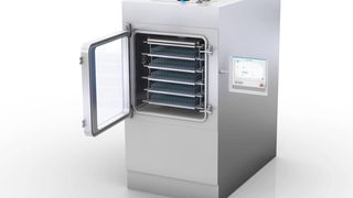 Vom Labor in die Produktion: Der neue Optima Lyoscale bringt alle Voraussetzungen mit, um präzise Parameter für Gefriertrocknungsprozesse in Produktionsanlagen entwickeln zu können. (Bild: Optima Pharma)