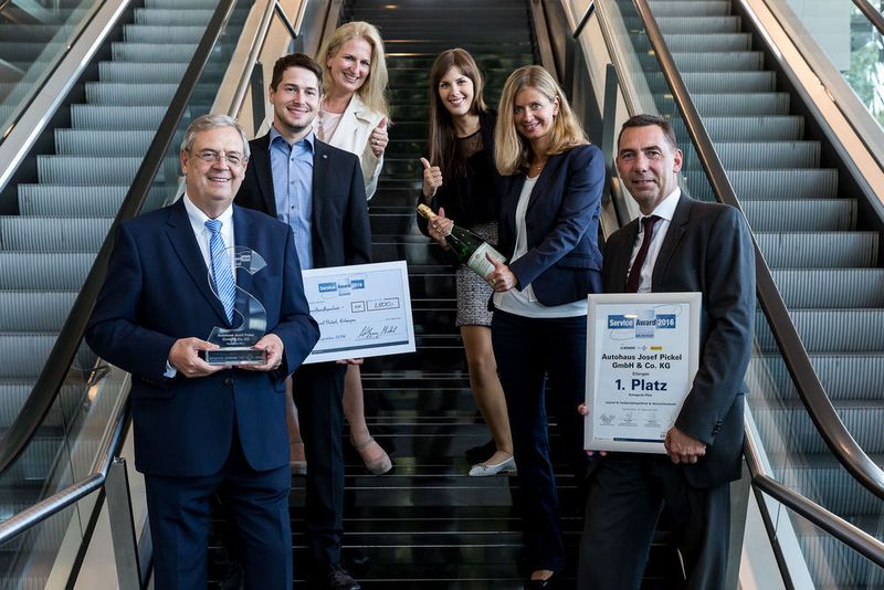 Mit viel Frauenpower auf Platz 1: Inhaber Michael Pickel (vorn links) und Geschäftsführer Frank Minnich (vorn rechts) vom Autohaus Pickel. (Stefan Bausewein)