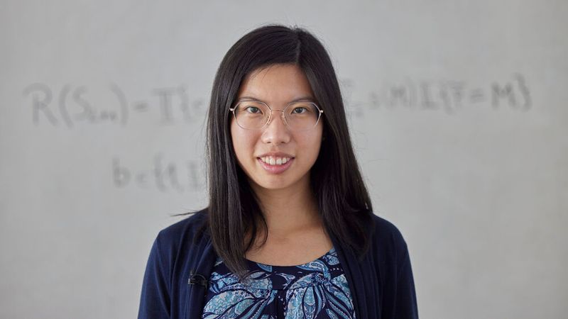 Kategorie PhD Award: Diese Kategorie ist neu und zeichnet Doktoranden aus, die in Zusammenarbeit mit Siemens promoviert haben. Für 2023 hat den Preis Yushan Liu erhalten. Sie hat Möglichkeiten erarbeitet, um die Entscheidung einer KI erklärbar zu machen. Dies gelang ihr durch logische Regeln und einer graphischen Darstellung der Entscheidungsfindung. (Bild: ©Enno Kapitza/Siemens AG)