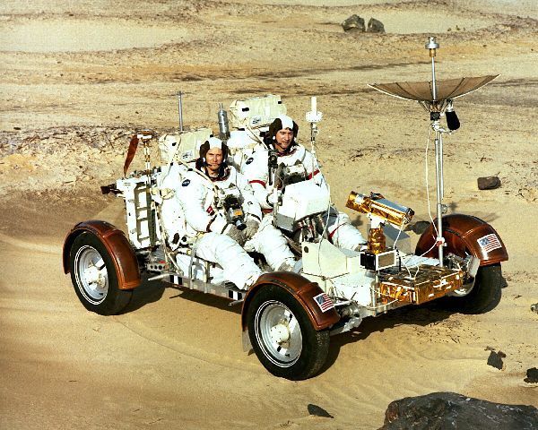 Die Apollo-16-Astronauten John W. Young (rechts) und Charles M. Duke, Jr. während des Fahrtrainings mit LRV in einer künstlich geschaffenen Mondlandschaft beim Kennedy Space Center (Bild: NASA)