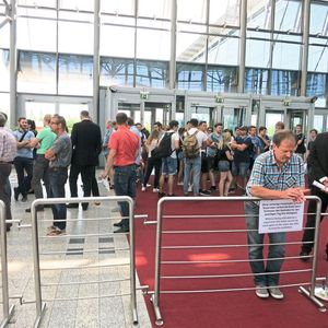 Einlass zur Rapid.Tech + FabCon 3.D 2018: Vor den Ticketschaltern bilden sich lange Schlangen.(Bild:  Schäfer / Devicemed)