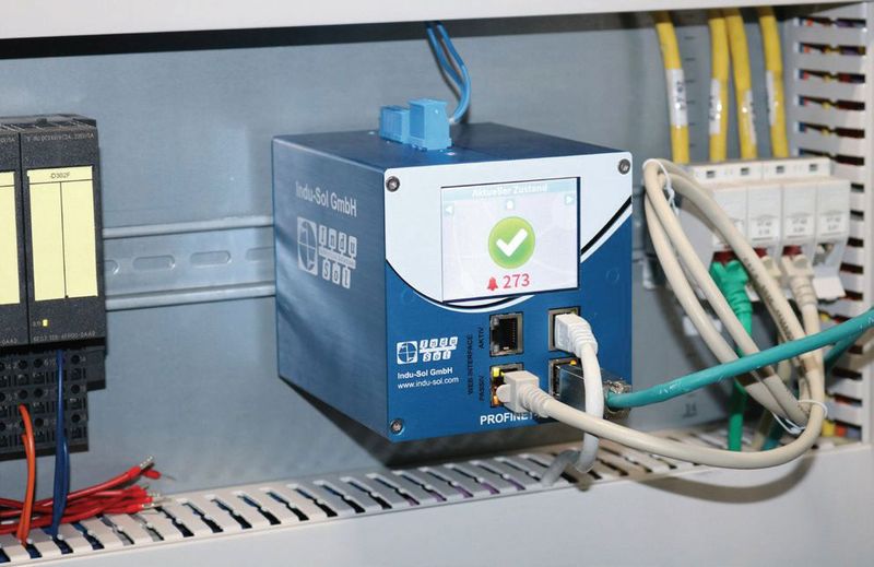 „Stiller Wächter“ im Schaltschrank: Der Profinet-INspektor NT zeigt bereits auf dem Display den aktuellen Netzwerkgesamtzustand an und liefert erste Diagnosehinweise. (Bild: Indu-Sol)