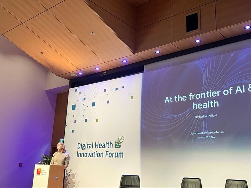 Catherine Pollard, Director of Impact bei Google DeepMind, zeigte anhand verschiedener Bereiche, wie KI-Tools den Fortschritt im Gesundeitswesen beeinflussen.  (Bild: © Serina Sonsalla)