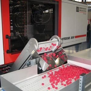 Spritzgießen von Flaschenverschlüssen. Dazu wurde eine 3000-kN-Spritzgießmaschine der Baureihe Vitesse mit einer 72-fach-Spritzgießform ausgerüstet. Die Zykluszeit betrug 2,6 s.