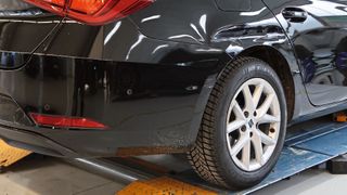 Studien zum Thema Nachhaltigkeit in der Schadeninstandsetzung gibt es inzwischen einige. Eine der jüngsten und ausführlichsten stammt vom Allianz Zentrum für Technik (AZT): „Reparieren oder ersetzen – Untersuchung der relativen Treibhausgasemission der Reparatur oder des Austauschs beschädigter Fahrzeugteile“. (Bild: Diehl – VCG)