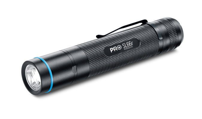 Hochleistungstaschenlampe Walther Pro SL66r: Die handliche Taschenlampe Walther Pro SL66r aus der Slim-Line-Serie erreicht mit dem aufladbaren Lithium-Ionen-Akku ICR18650 die hohe Leuchtkraft von 950 Lumen. Sie ist wasserdicht nach der Norm IPX8, lässt sich mittels Pro-Schaltung für verschiedene Helligkeiten intuitiv bedienen und enthält neben dem Lithium-Ionen-Akku umfangreiches Zubehör für alle Ladesituationen. Dank des Multi-Battery-Systems kann sie zudem mit zwei leistungsstarken CR123-Batterien oder AAA-Batterien bzw. -Akkus betrieben werden, Hersteller Umarex, Arnsberg, Deutschland. (Bild: Red Dot / Umarex)