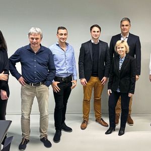 In der neue Cottbuser Betriebsstätte, 21.11.2023 (von links nach rechts): M.Sc. Athar Safari Aladolat (Fraunhofer IWU), Dr. Thomas Studnitzky (Fraunhofer IFAM), Dr. Uwe Frieß (Fraunhofer IWU), Dipl.-Ing. Albrecht Hänel (idem), Prof. Verena Kräusel (idem), Dr.-Ing. Christoph Hubig (idem), Dipl.-Ing. Alex Selbmann (Fraunhofer IWS). (Bild:  Fraunhofer IWU)