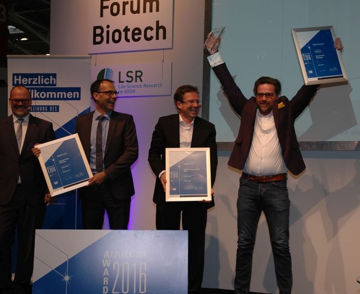 Die zwei Shortlist-Kandidaten und der Gewinner in der Kategorie Labortechnik (v.l.n.r.): Marc Platthaus, Eppendorf mit dem Multipette E3x, Pfeiffer Vacuum mit dem Hi Pace 300 H sowie Sartorius mit dem arium mini (Gewinner)  Impressionen vom Application Award der LABORPRAXIS zur Analytica 2016 in den Kategorien Lebensmittelanalytik, Labortechnik sowie Bio- und Pharmaanalytik. (Bild: LABORPRAXIS)