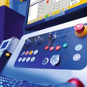 Neben den mechanischen Komponenten ist die Maschine mit der neuen Steuerung Eagle Powerspark One aus­gestattet.(Bild:  OPS-Ingersoll)