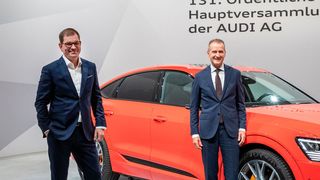Konzernchef Herbert Diess (re.) zeigt sich mit der Arbeit von Audi-CEO Markus Duesmann (li.) zufrieden, fordert aber noch mehr Geschwindigkeit von der Marke. (Audi)