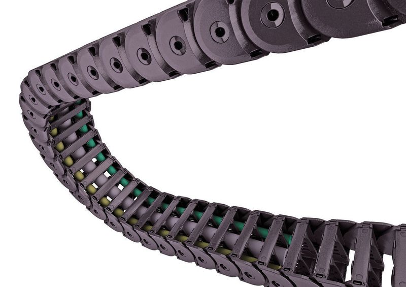 Das Tsubaki-Produktportfolio wird bestimmt durch Antriebs- und Rollenketten mit Anbauteilen und große Förderketten für die Industrie. (Tsubaki Kabelschlepp)